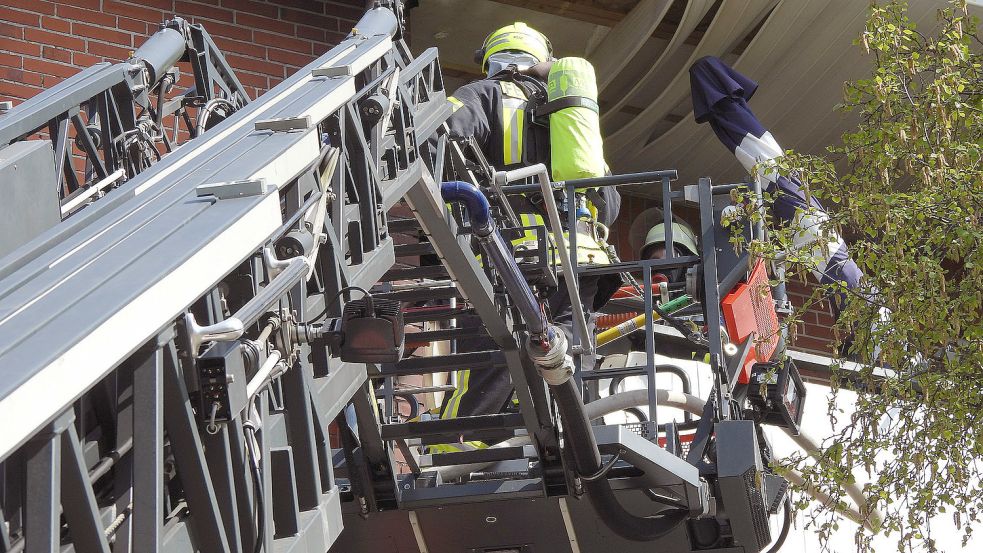 Die Emder Feuerwehr erreichte den Brandherd im dritten Obergeschoss mithilfe der Drehleiter. Foto: F. Doden