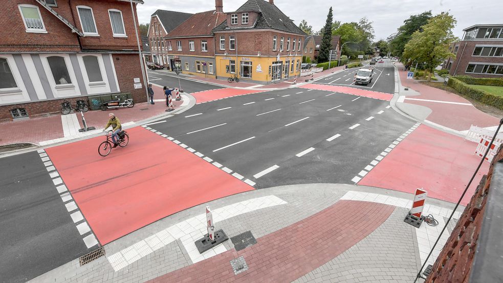 Die Cremer-Kreuzung in Aurich wurde im vergangenen Jahr umgestaltet. Das Foto entstand kurz vor der Freigabe. Darauf fehlen noch die Ampeln. Hinten (gelbes Gebäude) ist die Bäckerei Cremer zu erkennen. Fotos: Archiv/Ortgies