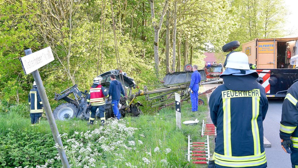 Mithilfe eines Krans musste der Trecker geborgen werden. Foto: Wagenaar