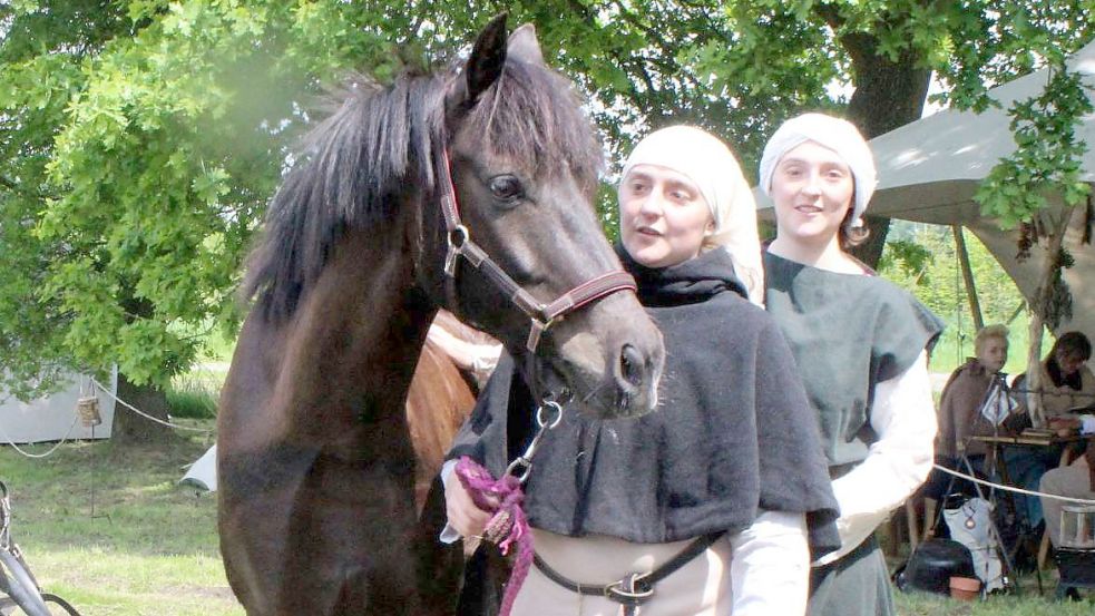 Die Zwillinge Anna (vorne) und Eva Josko hatten sich 2018 mit Pferd und Wagen auf den Weg gemacht. Foto: Archiv/Niet