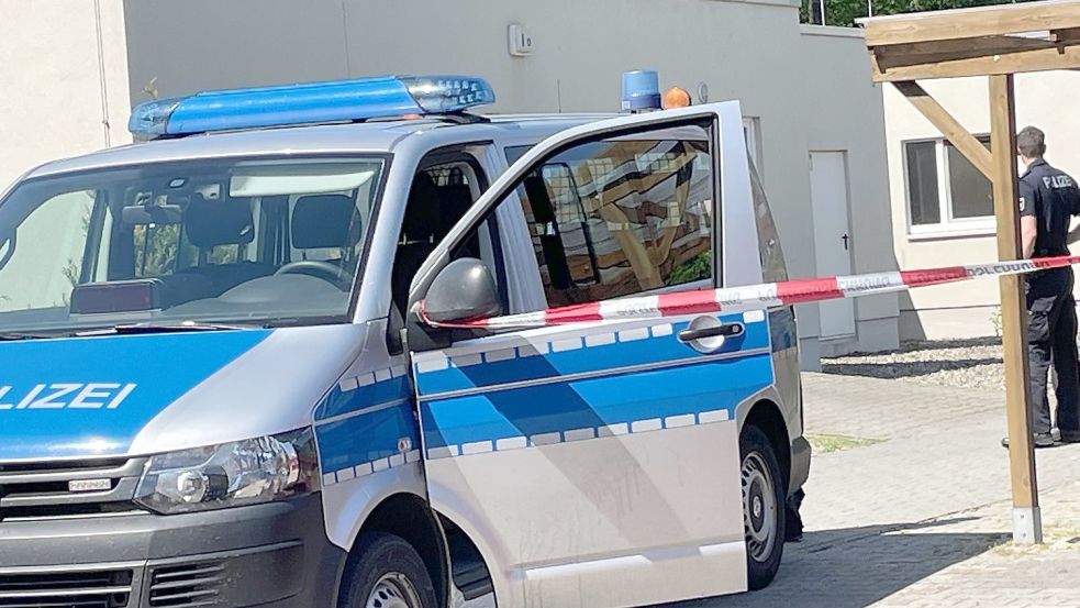 Die Polizei hat den Tatort in Aurich am Mittwoch abgesichert. Foto: Boschbach