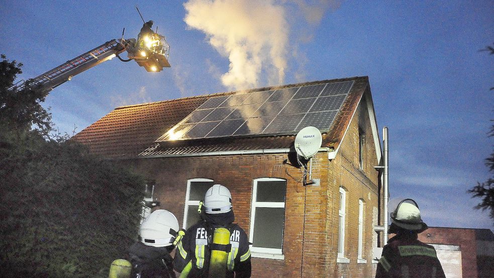 Die Feuerwehr wurde nach Landschaftspolder gerufen - auch eine Drehleiter kam zum Einsatz. Fotos: Wolters