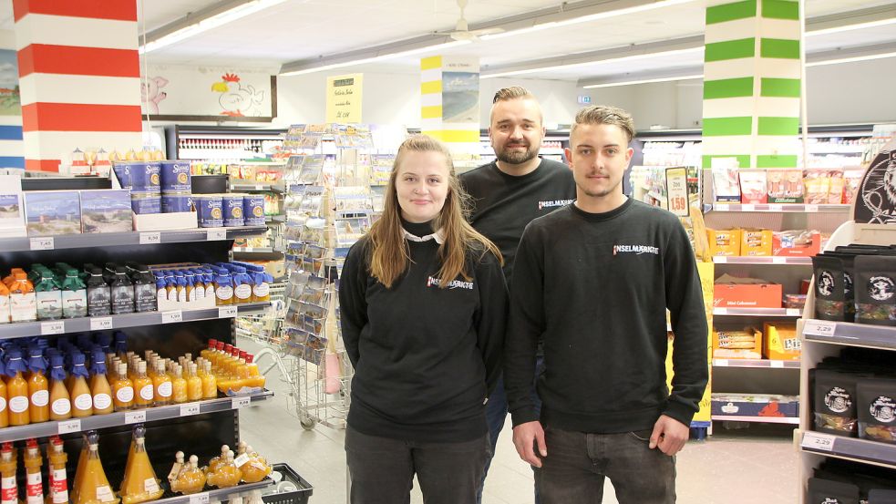 Setzt auf ein junges Führungsduo: Inhaber Jens Pollmann (hinten) mit den beiden Marktleitern Elisabeth Mach und Kariem Höller. Foto: Ferber