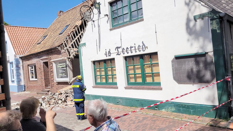 Teile des Giebels landeten auf der Straße. Beide Gebäude werden saniert und gelten als stark einsturgefährdet. Foto: Wagenaar