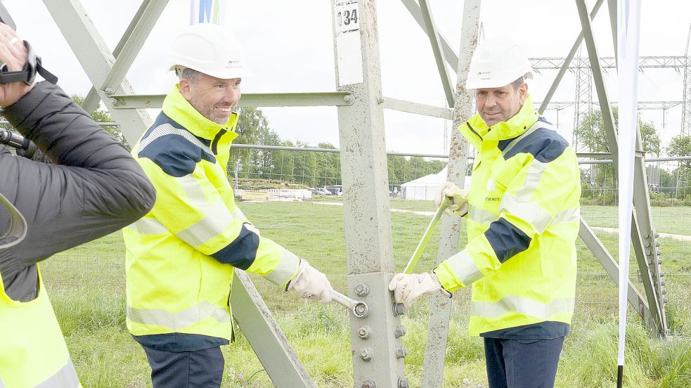 Tennet-Geschäftsführer Tim Meyerjürgens (links) und Umweltminister Olaf Lies lösen Schrauben an einem nicht mehr benötigten Freileitungsmast. Foto: Tennet