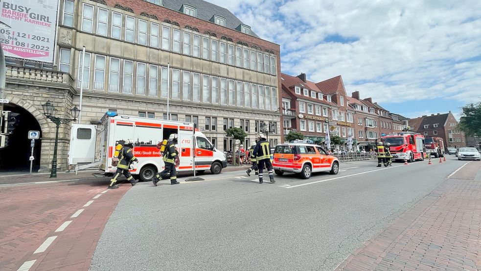 Hektik in der Emder Innenstadt. Die Feuerwehr rückte am Samstag mit einem großen Aufgebot zum Einsatz neben dem historischen Rathaus aus. Foto: Päschel