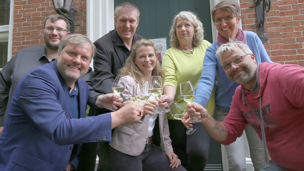 Das Veranstaltungsteam: Jan Pfeiffer (von links), Udo Hippen, Jens Rohlfs, Sandra Pfeiffer-Fecht, Karin Ahrends, Sina Meisner und Jochen Jakobs stoßen auf das Weinfest an. Foto: Böning