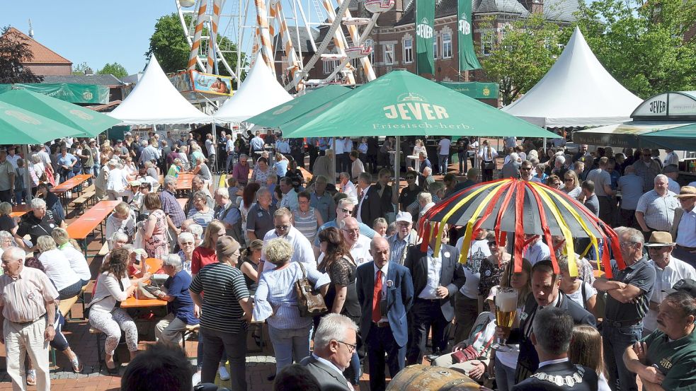 Im Juli 2019 fand der letzte Wittmunder Bürgermarkt statt. Wittmunds Landrat Holger Heymann war Schirmherr (rechts im Bild). Er prostet seinem Nachfolger, Bürgermeister Rolf Claußen, zu. Foto: Ullrich/Archiv