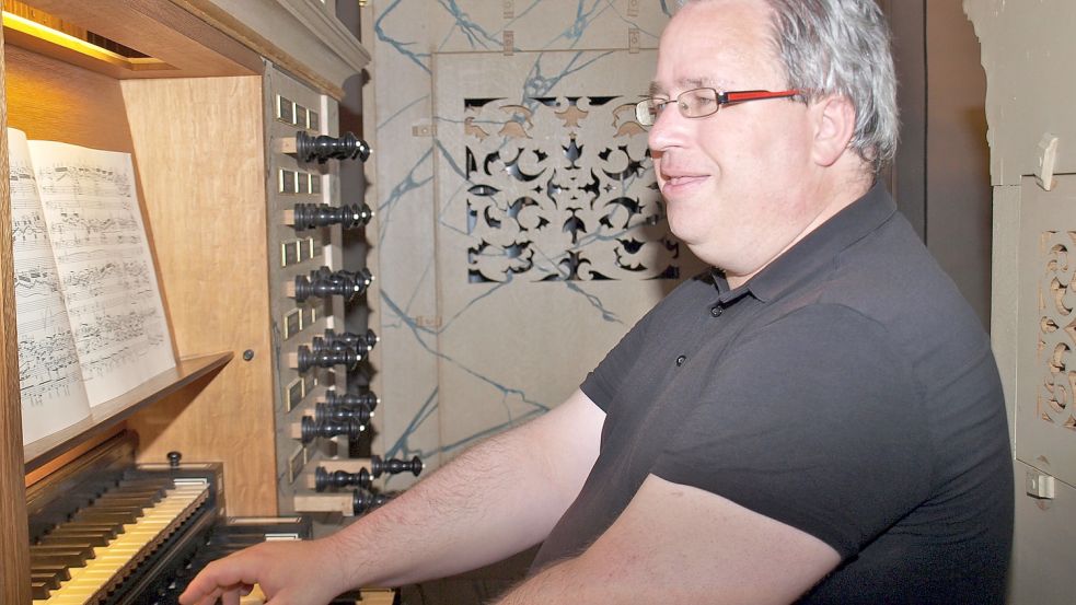 Kai Kupschus aus Sulingen konzertiert an der Vater-Orgel in der Petrikirche. Foto: Conny Rutsch