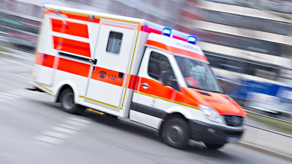 Der Rettungsdienst brachte die Frau ins Krankenhaus. Foto: Nicolas Armer/dpa