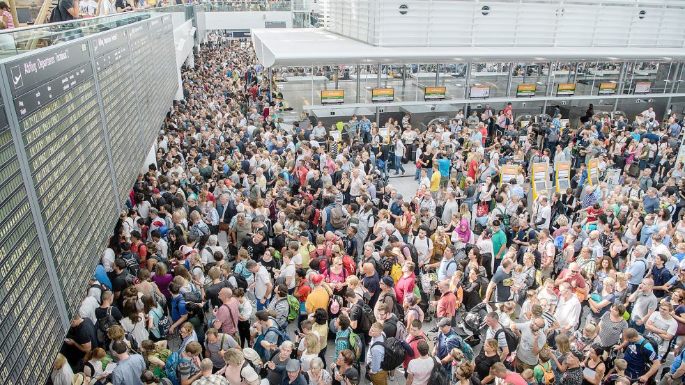 Das Chaos im Luftverkehr erhält neuen Schub: Mitten in der Ferienzeit will Verdi die Lufthansa einen Tag lang stilllegen. Foto: dpa