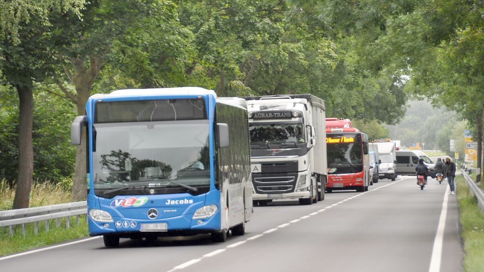 Durch die Straßensperrung staut sich der Verkehr.