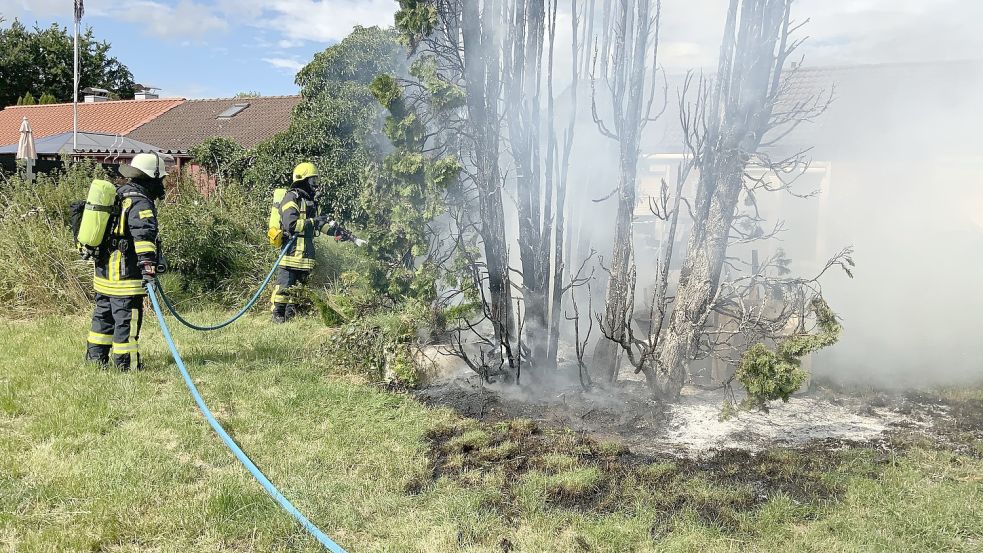 Die Hauptamtliche Wachbereitschaft der Feuerwehr Emden löschte die brennende Hecke. Foto: Feuerwehr