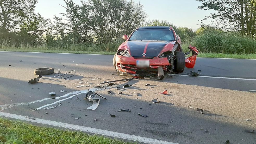 Mehr als zwei Stunden blieb die B 210 nach einem Verkehrsunfall in Georgsheil gesperrt. Foto: Polizei