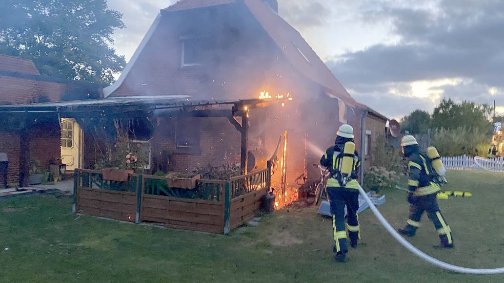 Feuerwehrleute brachten den Brand schnell unter Kontrolle. Foto: Feuerwehr