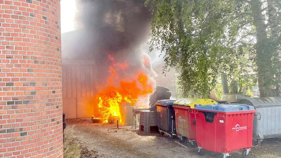 Flammen und Rauch drangen aus dem Gebäude. Foto: Feuerwehr Norden