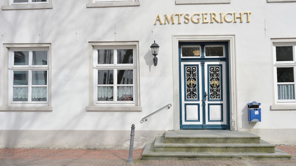 Die Verlesung der Anklage am Amtsgericht Aurich dauerte etwa 15 Minuten. Foto: Ortgies