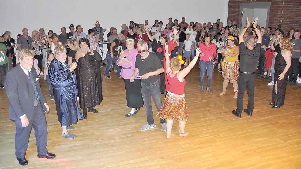 Die Heimatbühne sorgte mit einer Schlager-Playback-Show für Stimmung. Foto: Wolters