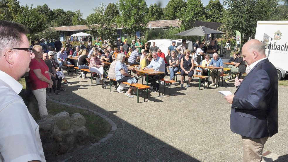 Ortsvorsteher Sönke Eden (links im Vordergrund) und der Leeraner Bürgermeister Claus-Peter Horst (rechts im Vordergrund) richteten jeweils Grußworte an die Besucherinnen und Besucher. Foto: Wolters