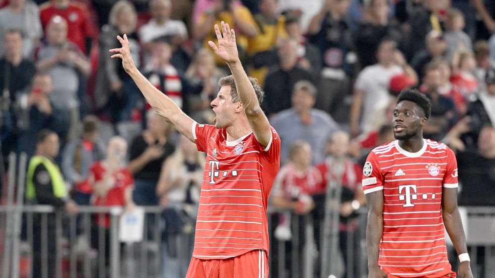 Während Thomas Müller (links) gegen Barcelona auf dem Platz stand, brachen Unbekannte in seine Villa ein. Foto: dpa/Sven Hoppe