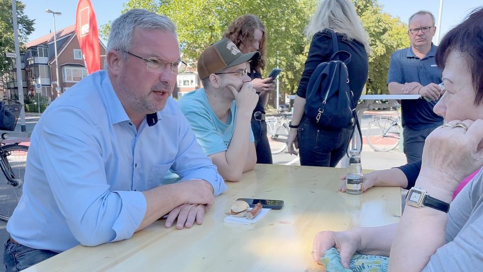 Sascha Laaken ist seit einem Jahr Landtagsabgeordneter. Im Gespräch mit der SPD-Parteibasis hört er sich die Sorgen der Leute an. Foto: Nording