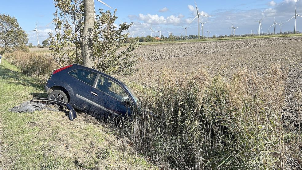 Der Unfall ereignete sich zwischen Pewsum und Jennelt. Foto: Feuerwehr