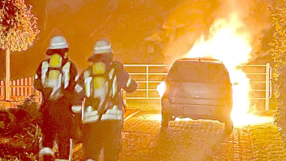 Der Wagen war in der Nacht zu Dienstag in Flammen aufgegangen. Foto: Feuerwehr