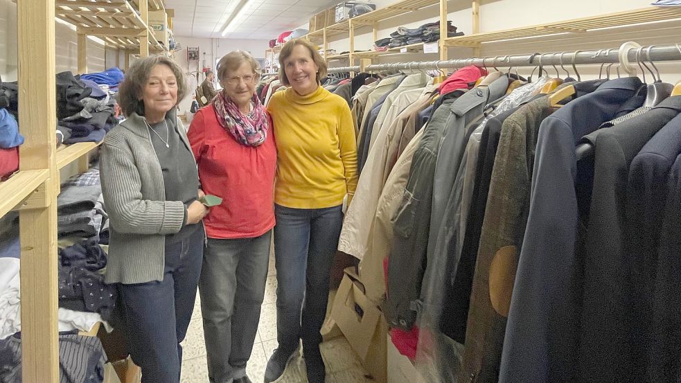 Agnes Arends (von links), Brunhild Hübner und Marianne von Frese in der Kleiderkammer in Hinte. Foto: Weiden