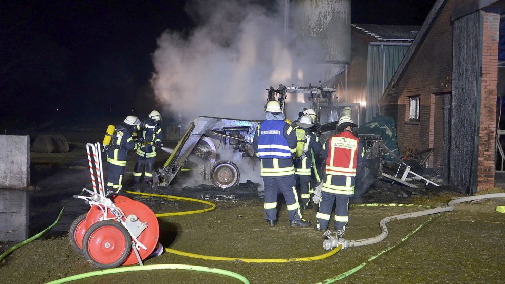 Gegen 19.30 Uhr war die Feuerwehr mit den letzten Nachlöscharbeiten beschäftigt. Foto: Hillebrand