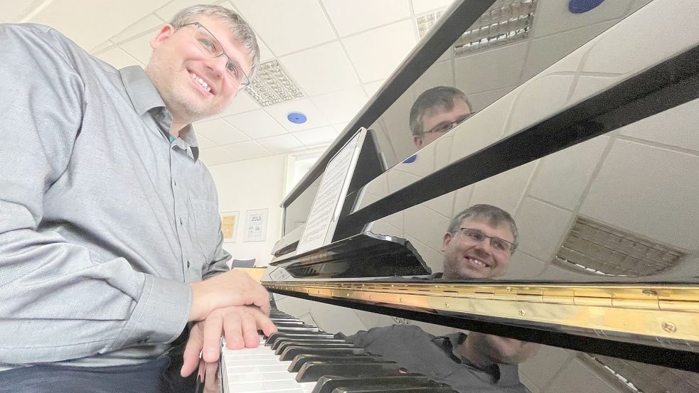 Tobias Kokkelink ist Klavierlehrer und Leiter der Musischen Akademie Emden. Foto: Päschel