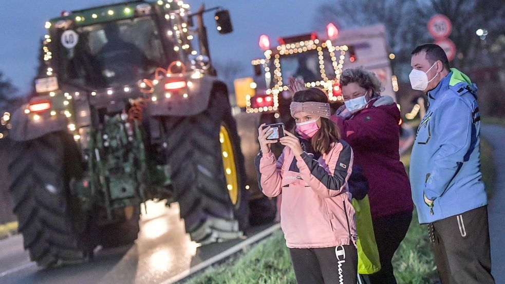 Die Lichterfahrt vor zwei Jahren. Das Foto entstand in Pewsum. Archivbild: Ortgies