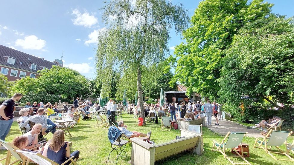 Auf dem Stephansplatz ist seit Juni mit Beginn des Kultursommers oft viel los. Auf der Bühne geht es von Freitag bis Sonntag wieder musikalisch für das Friedensfestival zu. Foto: Hanssen/Archiv