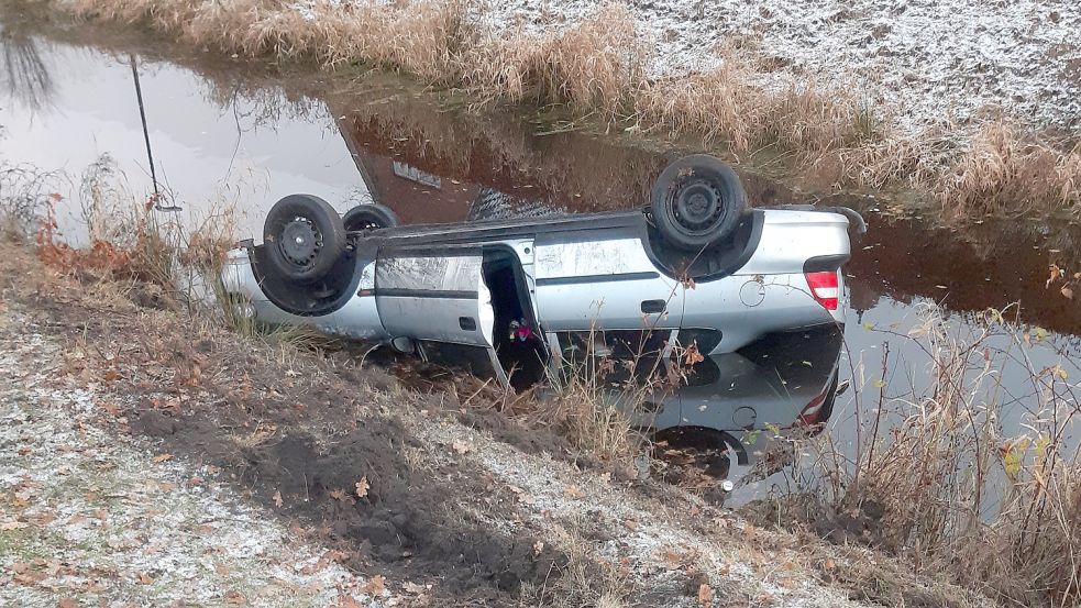 Der Wagen der Frau landete im Kanal. Foto: Feuerwehr