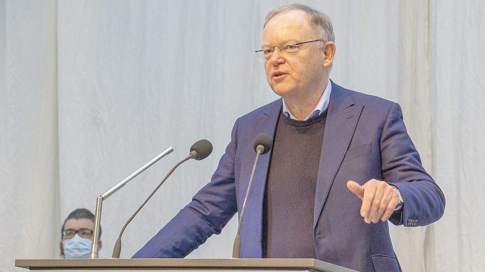 Ministerpräsident Stephan Weil (SPD) spricht am Freitag vor rund 4000 Beschäftigten im Emder Volkswagen-Werk. Foto: Volkswagen