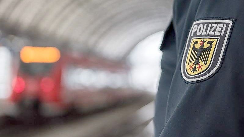 Mit mehreren Polizisten von Bundespolizei und Leeraner Polizei musste der Mann in Gewahrsam genommen werden. Symbolfoto: Bundespolizei