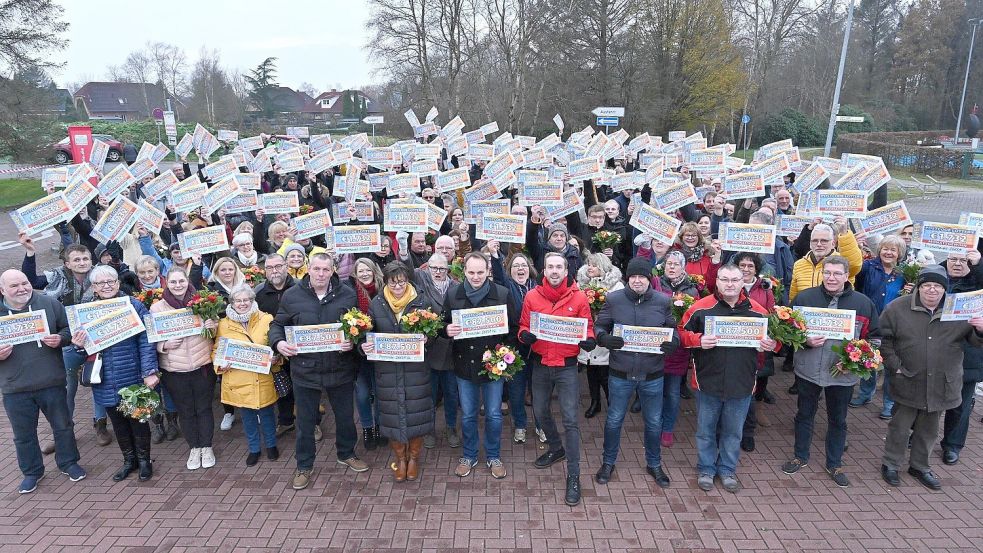 Vor der Blumenhalle in Wiesmoor wurden vergangenes Wochenende Gewinnerschecks im Gesamtwert von 1,4 Millionen Euro verteilt. Foto: Postcode-Lotterie/Wolfgang Wedel