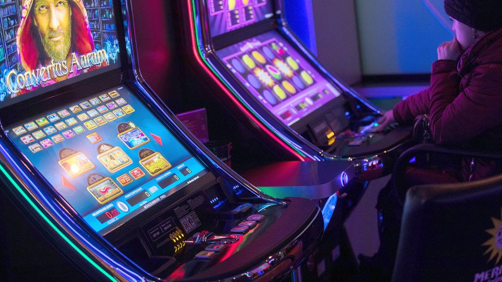 Bremer Polizisten haben in der Nacht zu Samstag ein illegales Spielcasino in Huchting hochgenommen. Foto: Rolf Vennenbernd / dpa