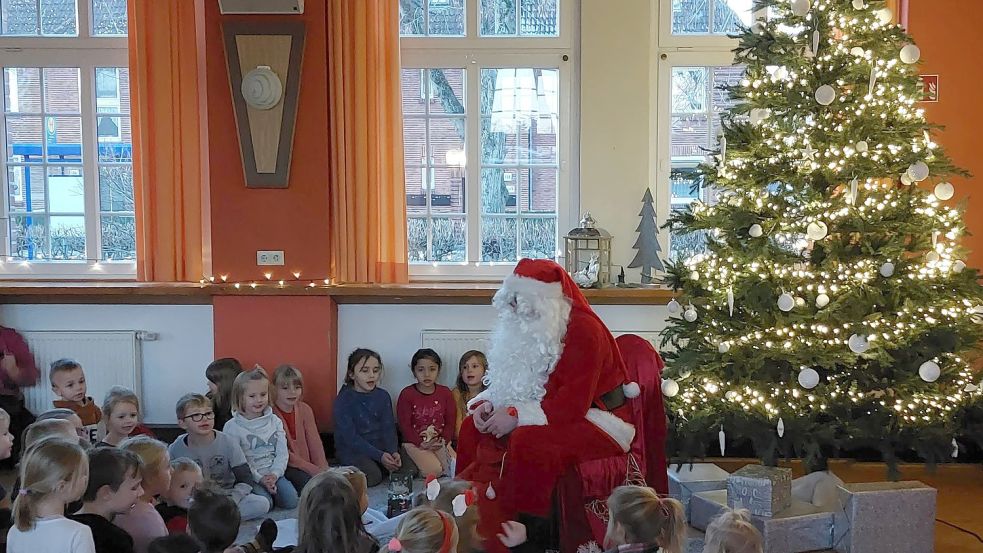 Die Kinder freuten sich über den Weihnachtsmann auf der diesjährigen Weihnachtsfeier in der Emder Pumpstation. Endlich wieder ein Weihnachten zusammen. Fotos: Oliver van Grieken