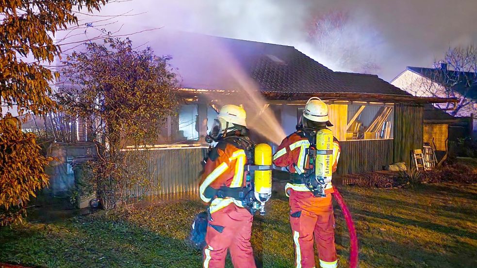 An der Julius-Brecht-Straße in Wittorf brannte ein Einfamilienhaus, weil ein Ethanol-Ofen beim Nachbefüllen schlagartig Feuer fing. Ein Mann (56) und eine Frau (54) kamen verletzt ins FEK. Foto: Tom Nyfeler