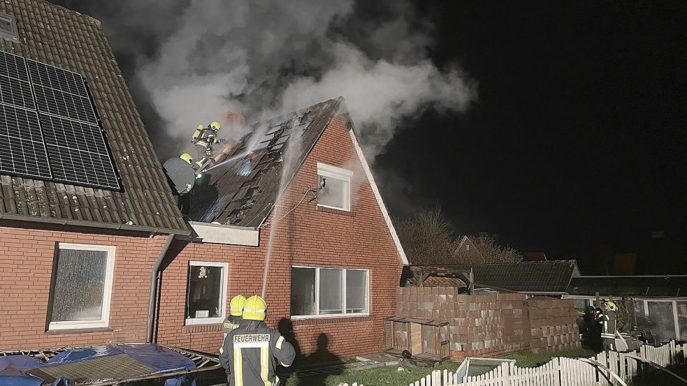 Fast bis zu 100 Einsatzkräfte waren in der Nacht zu Montag in Osteel im Einsatz. Foto: Feuerwehr / Carsten Redenius