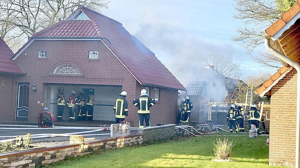 Aus ganz Großefehn waren Feuerwehren nach Timmel ausgerückt. Bild: Feuerwehr Großefehn