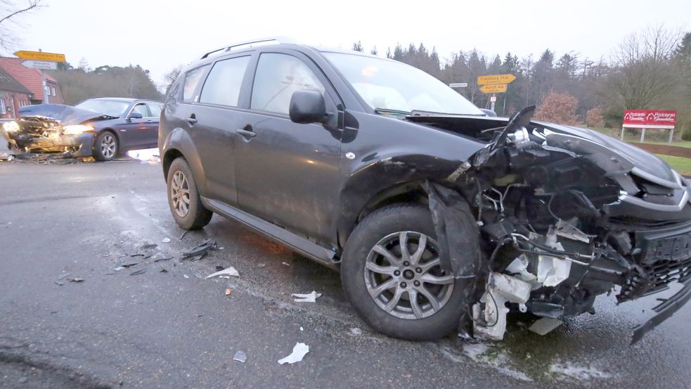 Der Citroën (vorne) und der BMW (hinten) mussten abgeschleppt werden. Foto: Böning