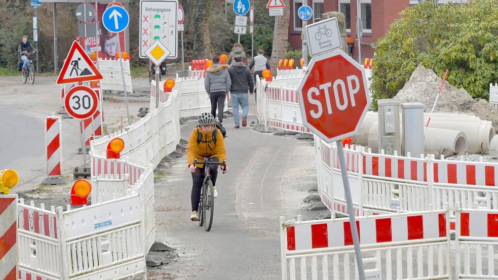 An der Fockenbollwerkstraße müssen sich Radfahrer durch ein Labyrinth von Absperrungen schlängeln. Foto: Ortgies