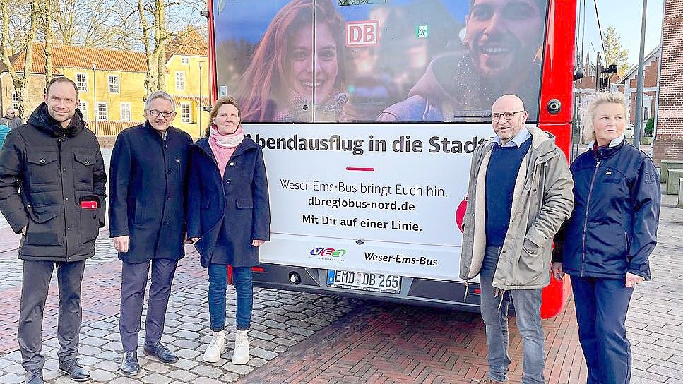 Stephan Reich (Leiter Marktmanagement Weser-Ems-Bus), Landrat Olaf Meinen, Bürgermeisterin Hilke Looden, Dennis Jäger (Marktmanager Weser-Ems-Bus) und Busfahrerin Friedel Heeren freuen sich über das Angebot. Foto: privat