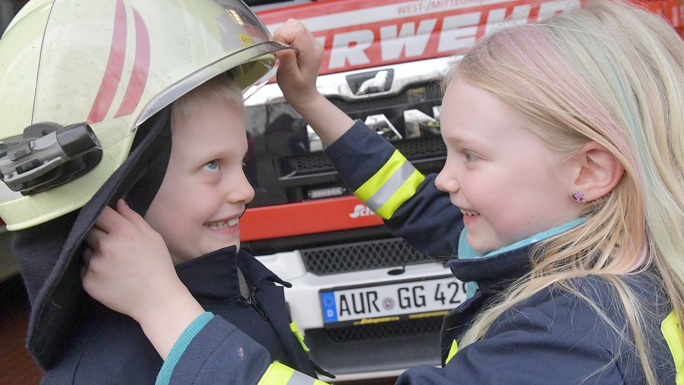 Neele (rechts) setzt Sontke probehalber mal einen Helm auf, der im Einsatz getragen wird. Noch ist der Helm aber zu groß. Foto: Ortgies