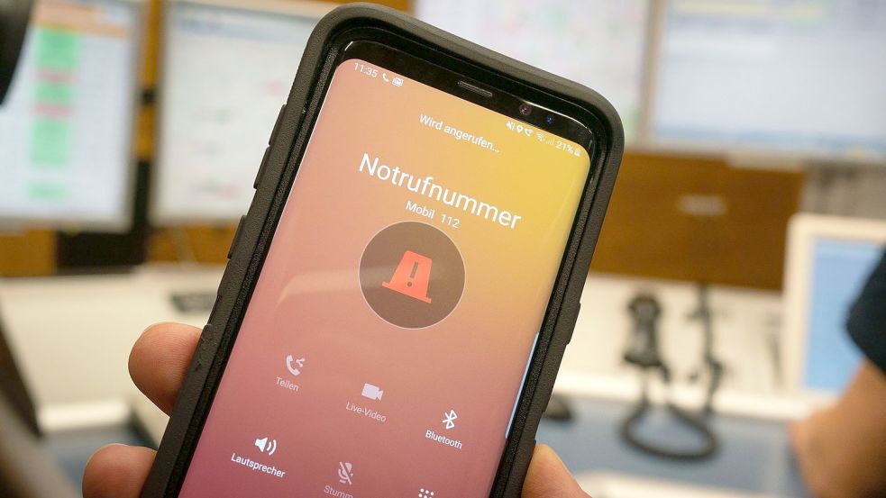 Missbräuchlich abgesetzte Notrufe erschweren die Arbeit der Rettungskräfte. Foto: Frank Rumpenhorst/dpa