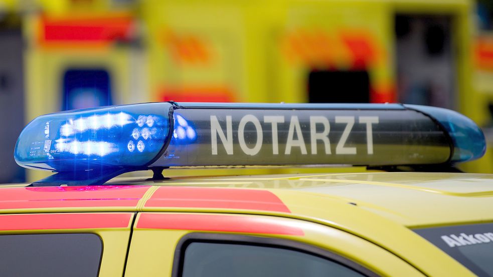 Das Unfallopfer wurde schwer verletzt im Rettungswagen in ein Krankenhaus gebracht. Symbolfoto: DPA