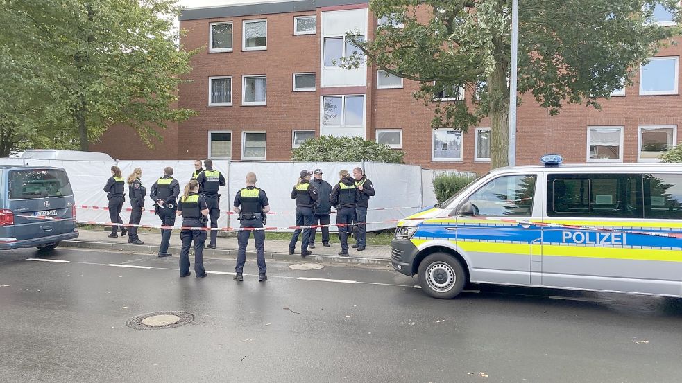 In diesem Haus an der Popenser Straße in Aurich wurde im September vergangenen Jahres eine junge Frau getötet. Foto: Archiv/Löschen