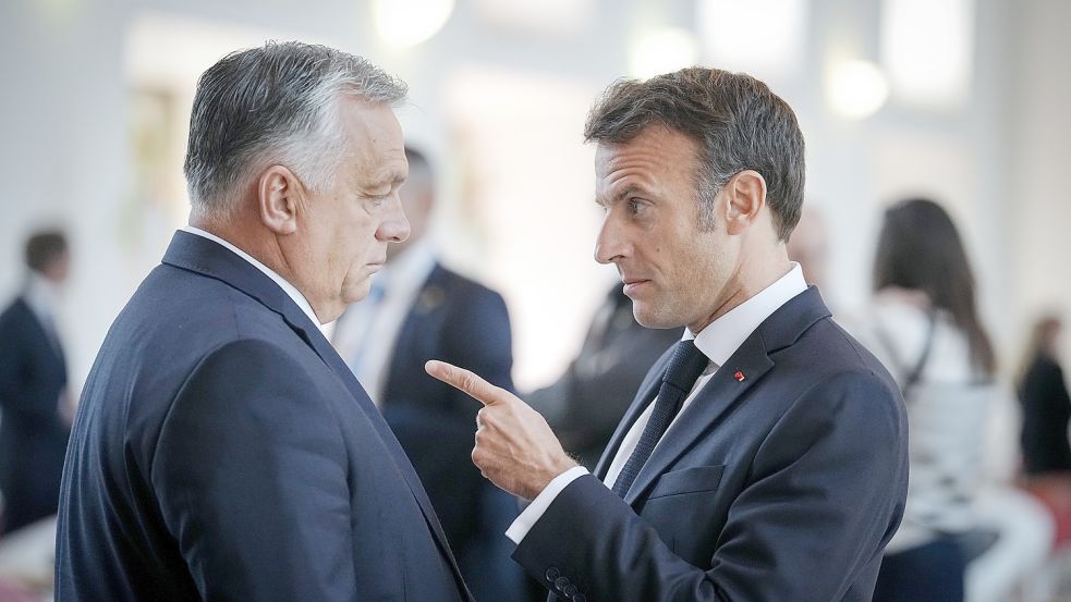 Es geht offenbar nur mit Druck: Viktor Orbán (l.) und Emmanuel Macron (r.) Foto: dpa/Kay Nietfeld