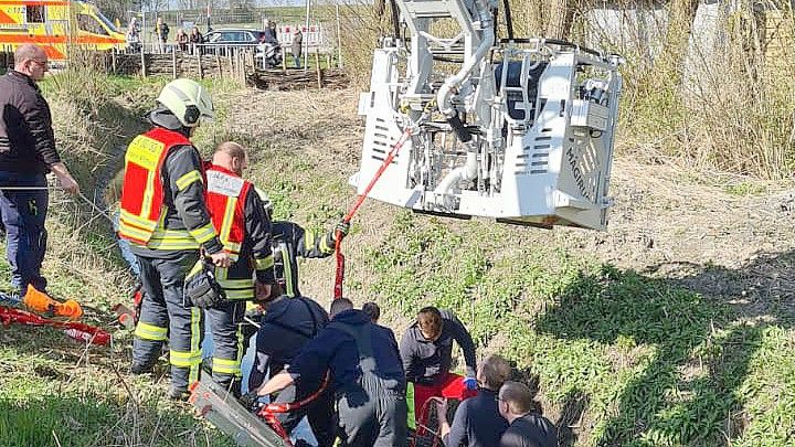 Mithilfe einer Drehleiter wurde die Frau aus dem Graben befreit. Foto: Feuerwehr